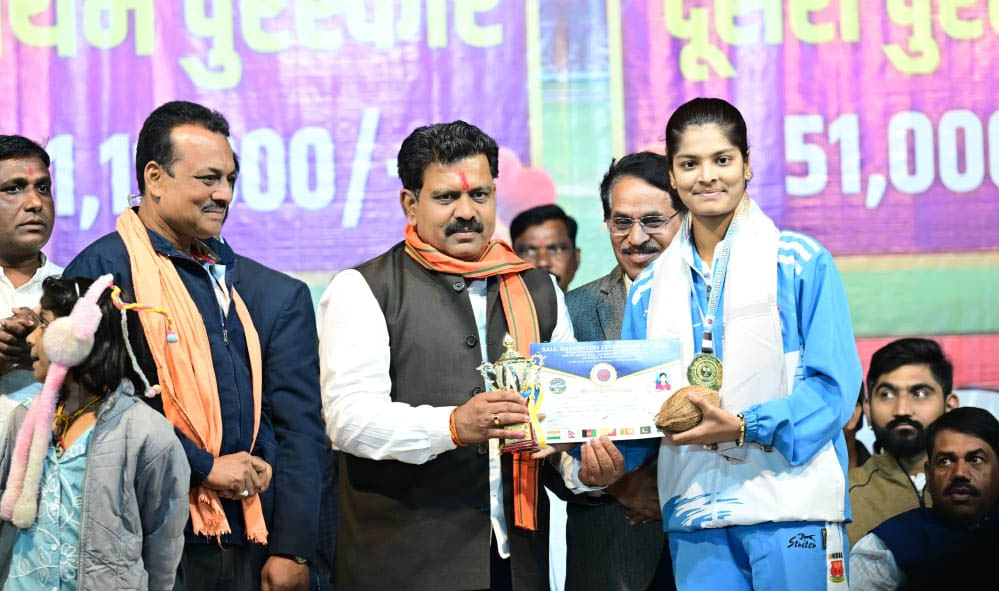 साउथ एशियन बॉल बैडमिंटन चैंपियनशिप की स्वर्ण विजेता रिया तिवारी का रायपुर में सम्मान