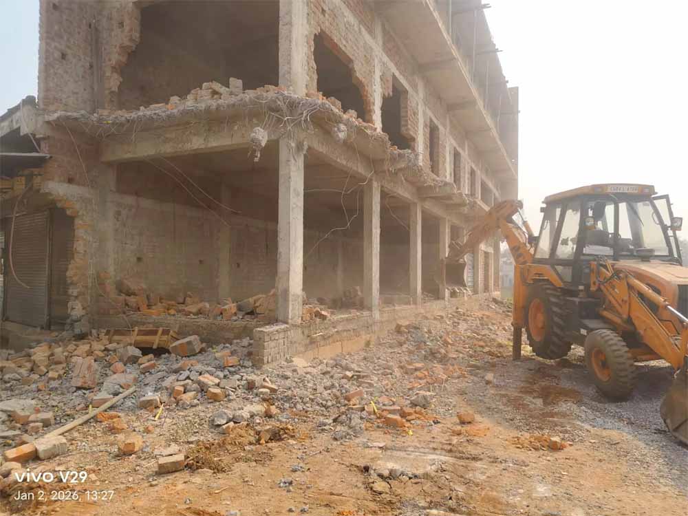 रायपुर के चंगोराभाठा में निर्माणाधीन भवन पर चला बुलडोजर, अनुमति के विपरीत किया था निर्माण रायपुर के चंगोराभाठा में निर्माणाधीन भवन पर चला बुलडोजर, अनुमति के विपरीत किया था निर्माण
