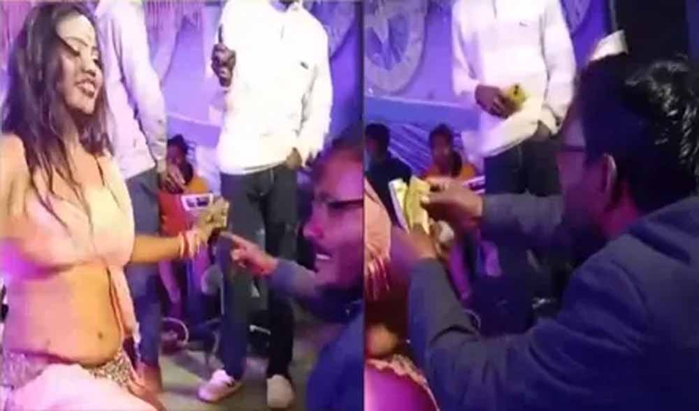 कोरिया में रोजगार सहायक को नौकरी से हटाया, डांसर पर उड़ाए थे नोट