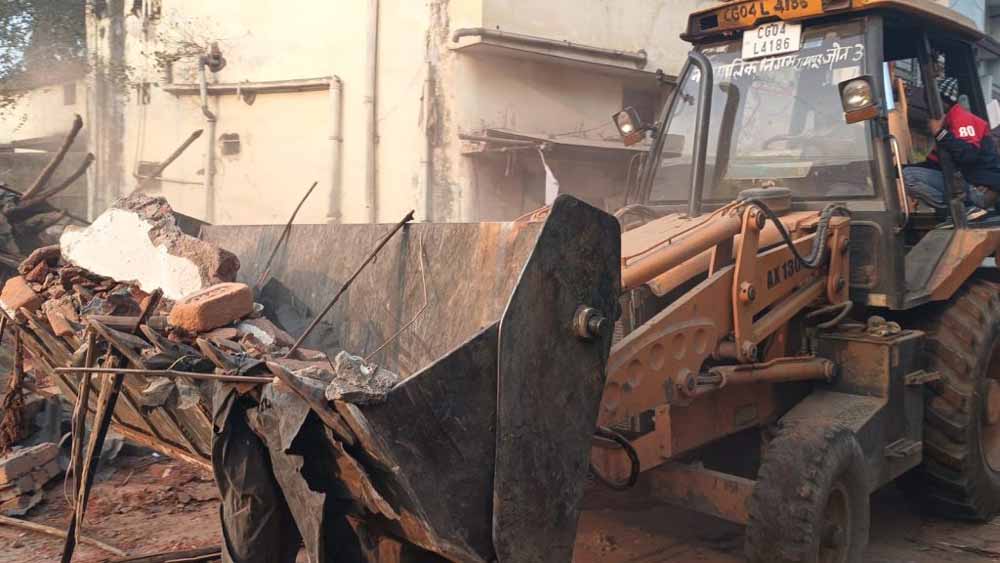 बच्ची से रेप के आरोपी का घर जमींदोज, नगर निगम का चला बुलडोजर बच्ची से रेप के आरोपी का घर जमींदोज, नगर निगम का चला बुलडोजर