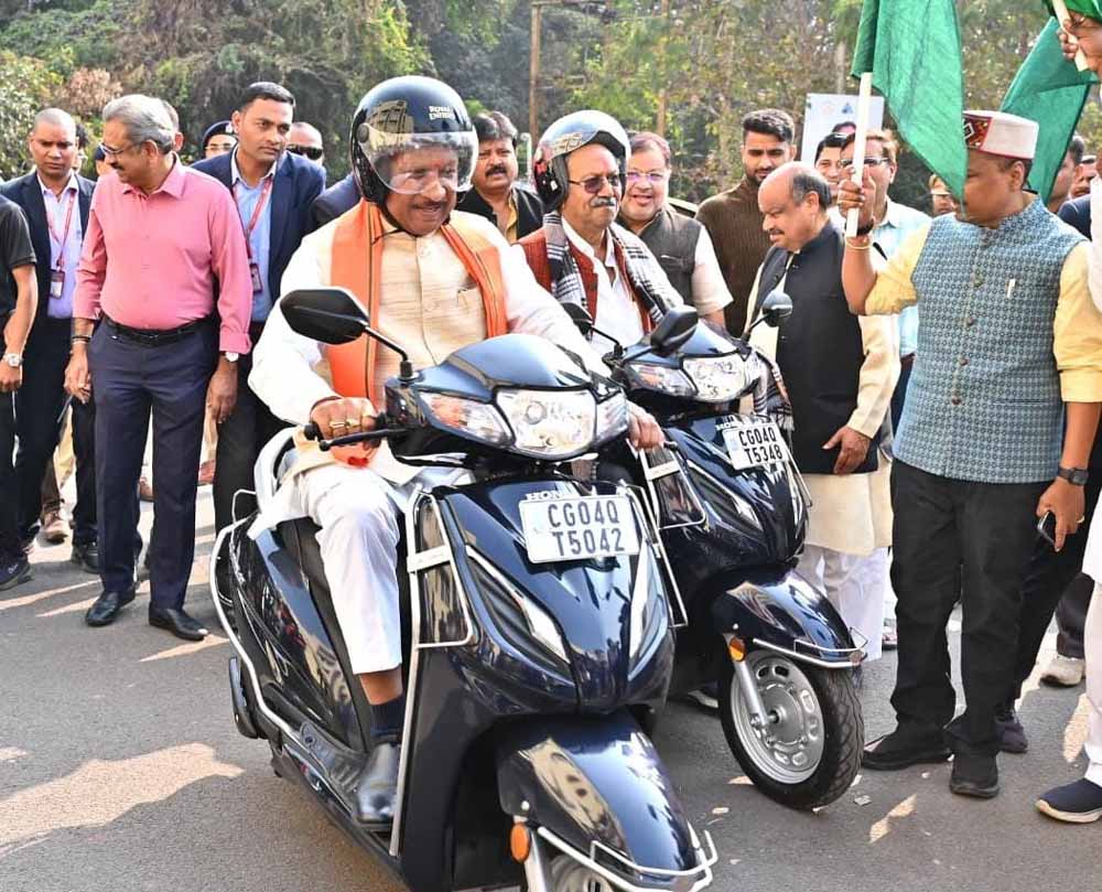 सड़क सुरक्षा के नायकों को सलाम: राज्य स्तरीय सम्मान समारोह में CM की मौजूदगी सड़क सुरक्षा के नायकों को सलाम: राज्य स्तरीय सम्मान समारोह में CM की मौजूदगी