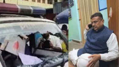 शुभेंदु अधिकारी के काफिले पर हमला कर गाड़ी पर बरसाईं लाठियां, धरने पर बैठे भाजपा नेता शुभेंदु अधिकारी के काफिले पर हमला कर गाड़ी पर बरसाईं लाठियां, धरने पर बैठे भाजपा नेता