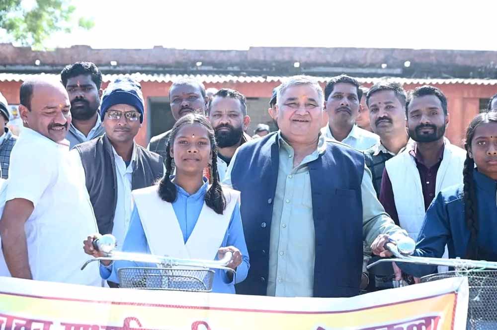 मंत्री राजेश अग्रवाल ने छात्राओं को साइकिल देकर बढ़ाई शिक्षा की प्रेरणा