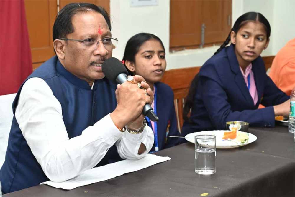 रामकृष्ण मिशन के सेवा कार्यों की मुख्यमंत्री ने की सराहना