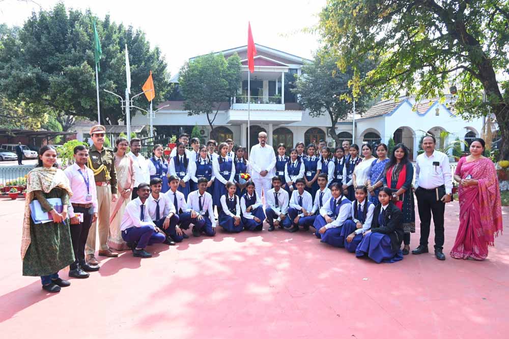 स्कूल के विद्यार्थियों ने लोकभवन का किया भ्रमण