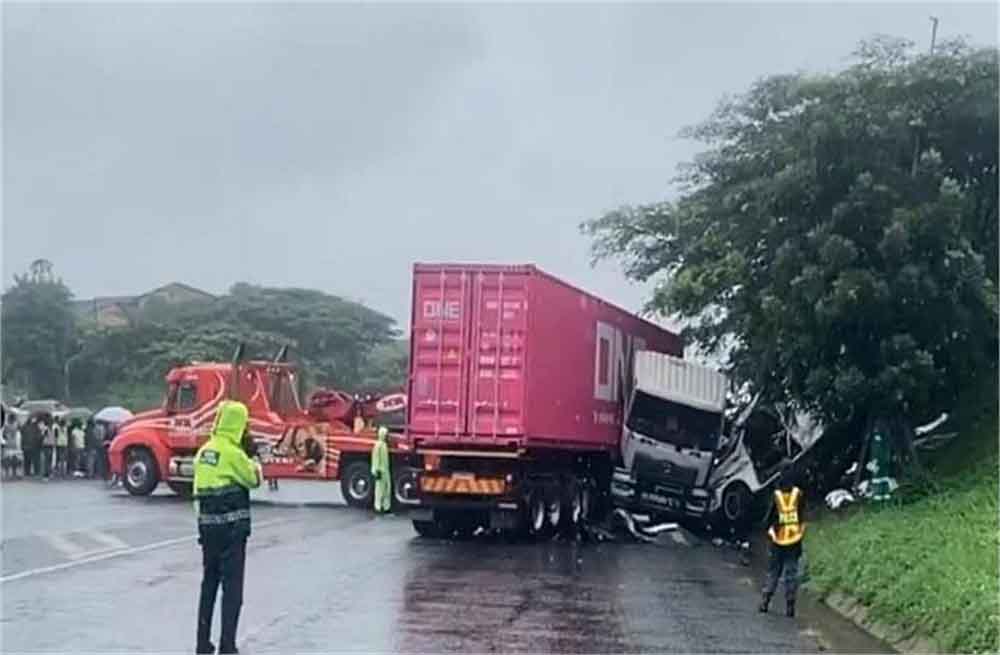 दक्षिण अफ्रीका में सड़क त्रासदी: टैक्सी-ट्रक टक्कर, 11 की मौत दक्षिण अफ्रीका में सड़क त्रासदी: टैक्सी-ट्रक टक्कर, 11 की मौत