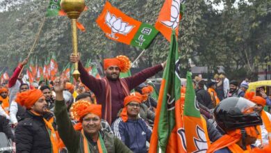 नागपुर में BJP उम्मीदवार की घेराबंदी, नामांकन वापसी के विरोध में समर्थकों ने घर में किया नजरबंद