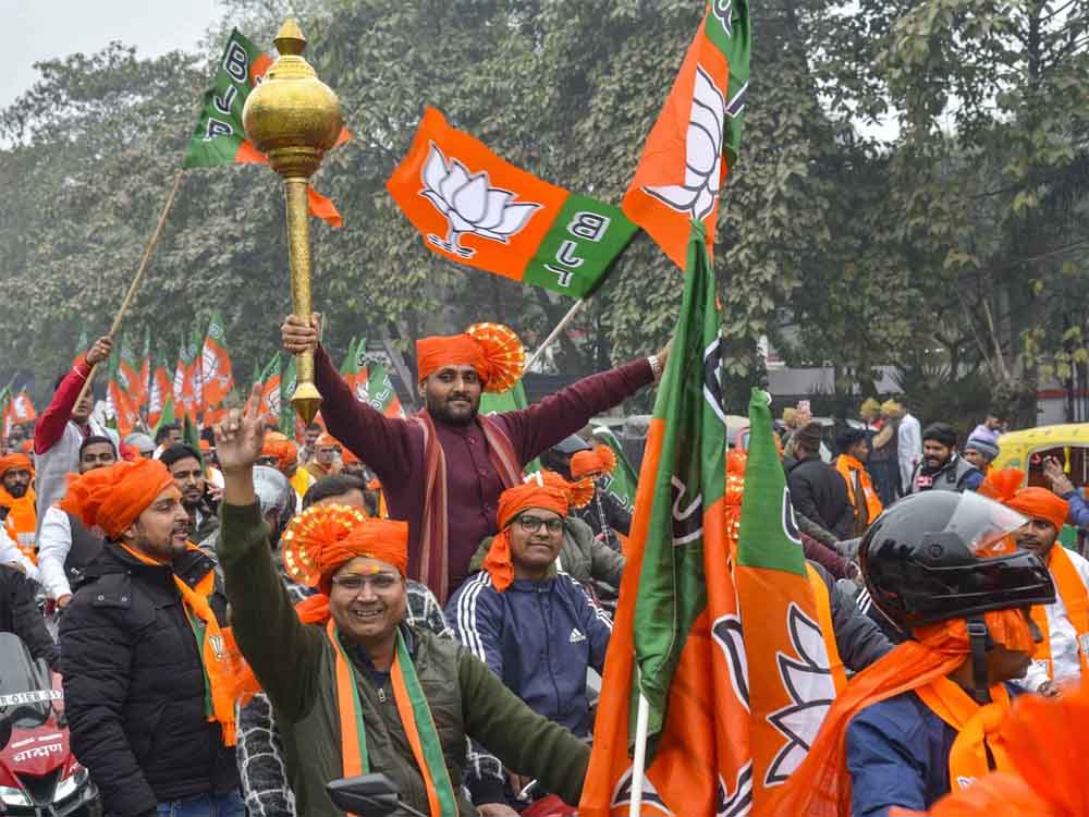 नागपुर में BJP उम्मीदवार की घेराबंदी, नामांकन वापसी के विरोध में समर्थकों ने घर में किया नजरबंद