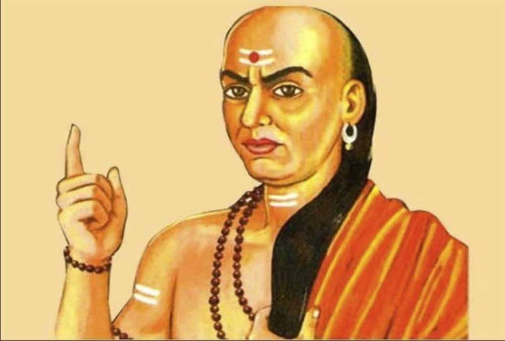 महीने के अंत में खाली हो जाती है जेब? धन बचाने के लिए अपनाएँ चाणक्य के ये 5 अमूल्य मंत्र