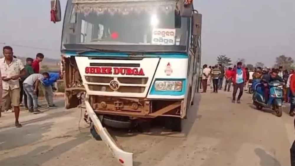 मयूरभंज में दर्दनाक सड़क हादसा: बस की टक्कर से तीन युवकों की मौके पर मौत मयूरभंज में दर्दनाक सड़क हादसा: बस की टक्कर से तीन युवकों की मौके पर मौत