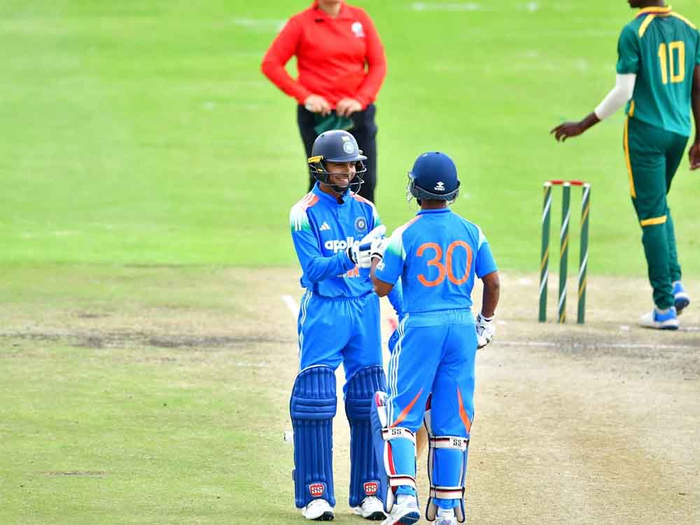 सात विकेट गिरे, फिर भी भारत का दमदार प्रदर्शन; तीसरे वनडे में 300+ स्कोर सात विकेट गिरे, फिर भी भारत का दमदार प्रदर्शन; तीसरे वनडे में 300+ स्कोर