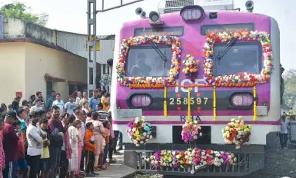 गणतंत्र दिवस का तोहफा: आज से पटरी पर उतरीं 12 नई एसी लोकल ट्रेनें