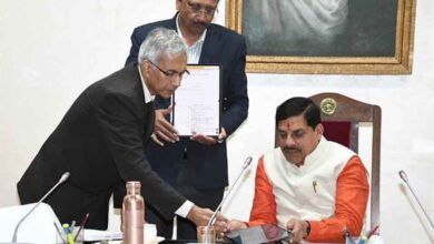 मंत्रि-परिषद की बैठक में मंत्री-परिषद सदस्यों को मिले टैबलेट