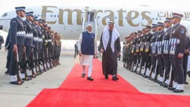 UAE राष्ट्रपति के स्वागत में पीएम मोदी ने तोड़ा प्रोटोकॉल, एयरपोर्ट पर गले मिलकर दिया खास संदेश