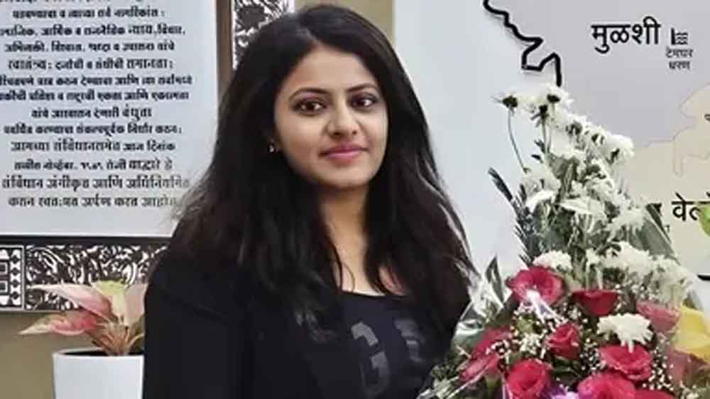 परिवार को नशीला पदार्थ खिलाकर बेहोश किया, कीमती सामान लेकर फरार—पूजा खेडकर ने घरेलू नौकरानी पर लगाए गंभीर आरोप परिवार को नशीला पदार्थ खिलाकर बेहोश किया, कीमती सामान लेकर फरार—पूजा खेडकर ने घरेलू नौकरानी पर लगाए गंभीर आरोप