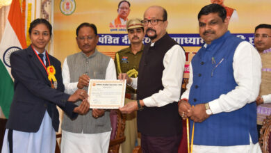 राज्यपाल और मुख्यमंत्री ने 10वीं-12वीं के मेधावी विद्यार्थियों को किया सम्मानित