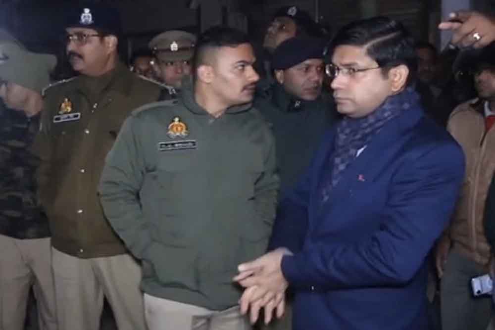 संभल में बिजली चोरी पर सख्ती, डीएम-एसपी ने सड़क पर उतरकर संभाला मोर्चा