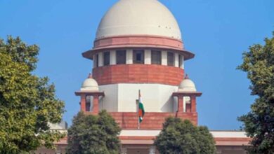 सुप्रीम कोर्ट का सवाल: क्यों नहीं कह सकते कुत्तों से सर्टिफिकेट लेकर चलो?