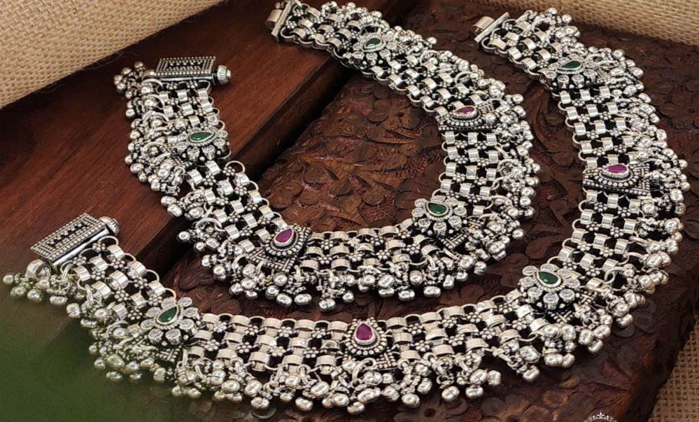 चांदी की कीमत में 12 हजार रुपये से अधिक गिरावट, सोना भी हुआ सस्ता, जानें ताज़ा रेट