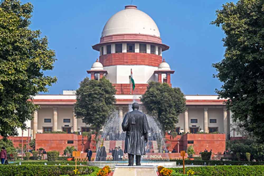 चुनाव आयुक्तों को कानूनी सुरक्षा का मुद्दा: सुप्रीम कोर्ट ने केंद्र और आयोग से मांगा जवाब चुनाव आयुक्तों को कानूनी सुरक्षा का मुद्दा: सुप्रीम कोर्ट ने केंद्र और आयोग से मांगा जवाब