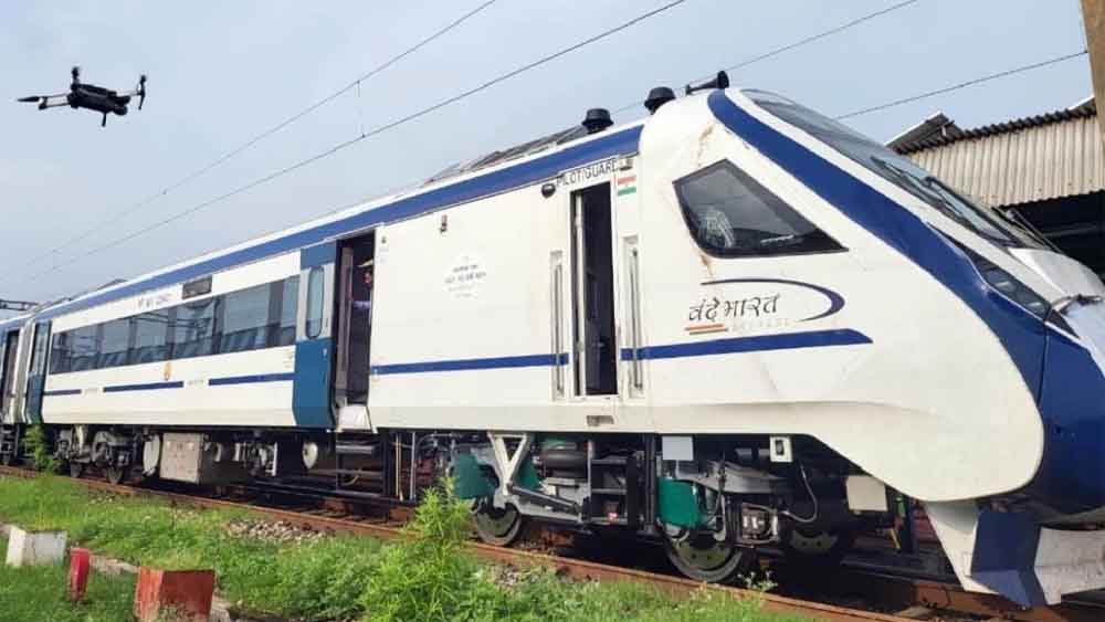 मार्च से वंदे भारत समेत प्रीमियम ट्रेनों में बड़ा बदलाव, बायोडिग्रेडेबल थालियों में परोसा जाएगा भोजन