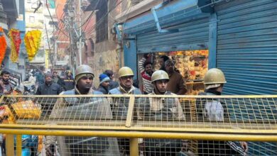 वाराणसी दालमंडी में अवैध निर्माण पर चला बुलडोज़र, भारी पुलिस बल की तैनाती