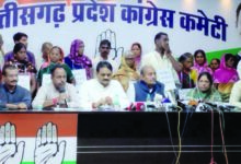 मतदाता सूची से नाम कटने पर बवाल: ‘मैं जीवित हूं’ तख्ती लेकर कांग्रेस भवन पहुंचे लोग, SIR प्रक्रिया पर सवाल