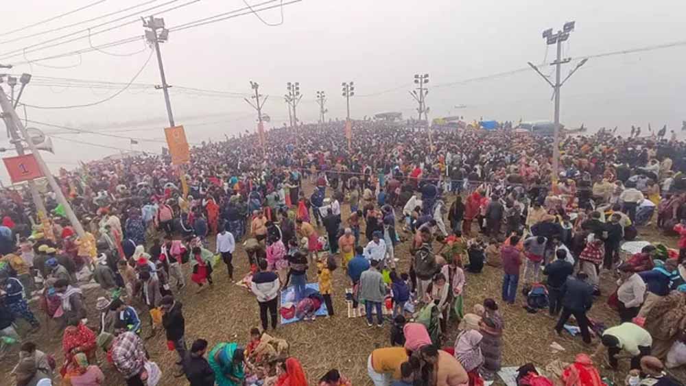 माघी पूर्णिमा पर संगम में उमड़ा जनसैलाब, करीब 2 करोड़ श्रद्धालुओं ने लगाई आस्था की डुबकी
