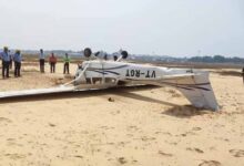 खुले मैदान में क्रैश हुआ ट्रेनिंग विमान, हादसे से पहले पायलट और यात्री ने लगाई छलांग—सभी सुरक्षित