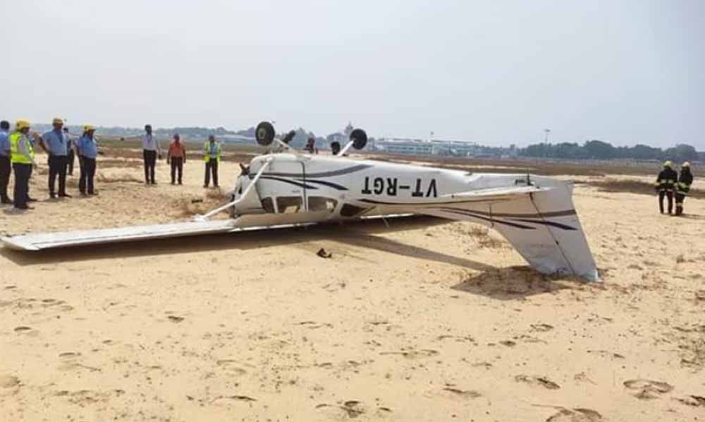 खुले मैदान में क्रैश हुआ ट्रेनिंग विमान, हादसे से पहले पायलट और यात्री ने लगाई छलांग—सभी सुरक्षित