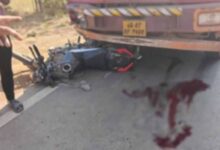 भीषण सड़क हादसा: लौह अयस्क से लदे ट्रक की टक्कर से बाइक सवार 50 मीटर तक घसीटे गए, दो युवकों की दर्दनाक मौत