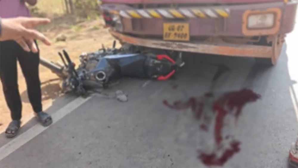 भीषण सड़क हादसा: लौह अयस्क से लदे ट्रक की टक्कर से बाइक सवार 50 मीटर तक घसीटे गए, दो युवकों की दर्दनाक मौत भीषण सड़क हादसा: लौह अयस्क से लदे ट्रक की टक्कर से बाइक सवार 50 मीटर तक घसीटे गए, दो युवकों की दर्दनाक मौत