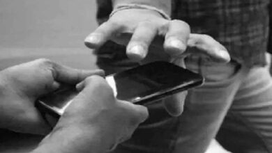 कार चालक से मोबाइल फोन छीनकर भागे स्कॉर्पियो सवार दो युवक, आधी रात को ओवरटेक को लेकर हुआ था विवाद