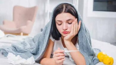 मौसम बदलते ही क्यों बढ़ जाता है वायरल बुखार का खतरा?