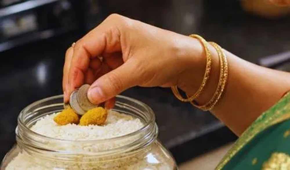 वास्तु दोष दूर करने का आसान उपाय: चावल के डिब्बे में रखें यह चमत्कारी वस्तु