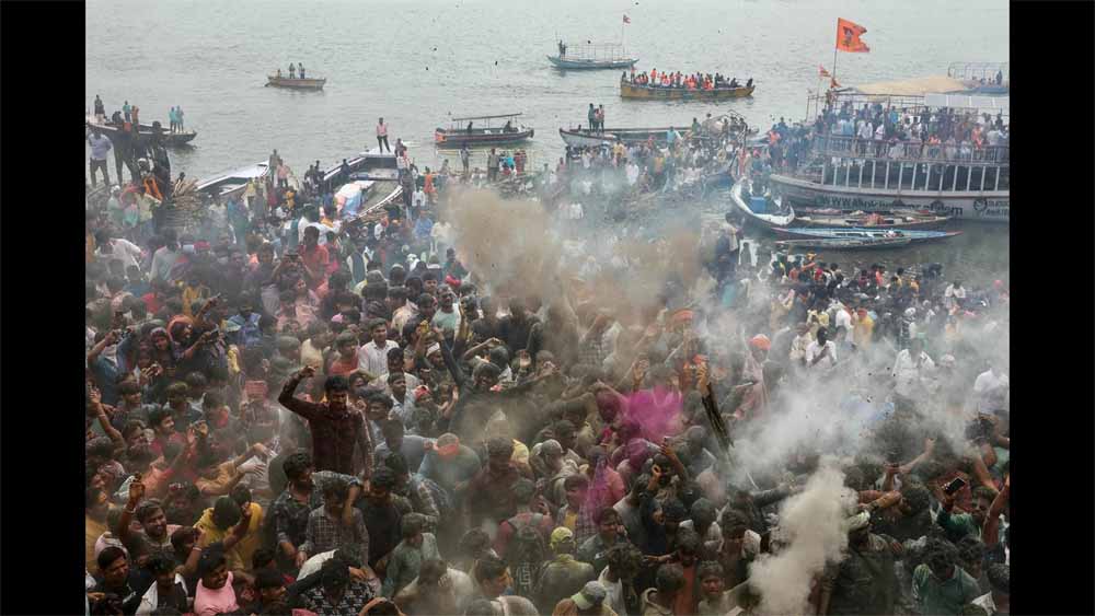 मसान होली की अनोखी परंपरा: क्यों महिलाओं को रखा जाता है इससे दूर?