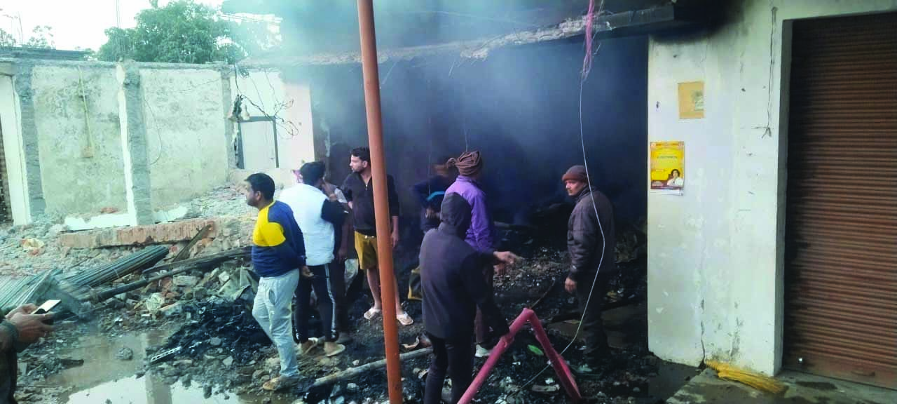 कपड़ा दुकान में भीषण आग, लाखों रुपये का माल जलकर राख