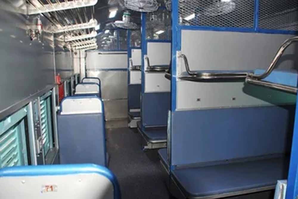 अब जनरल कोच भी चमकेंगे: AC कोच की तरह हर घंटे सफाई, AI करेगा निगरानी