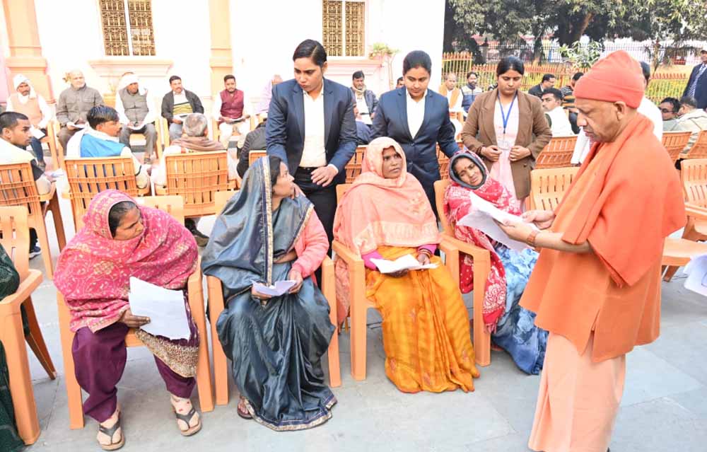 आनुष्ठानिक व्यस्तता में भी मुख्यमंत्री ने जारी रखा जनसेवा अनुष्ठान आनुष्ठानिक व्यस्तता में भी मुख्यमंत्री ने जारी रखा जनसेवा अनुष्ठान