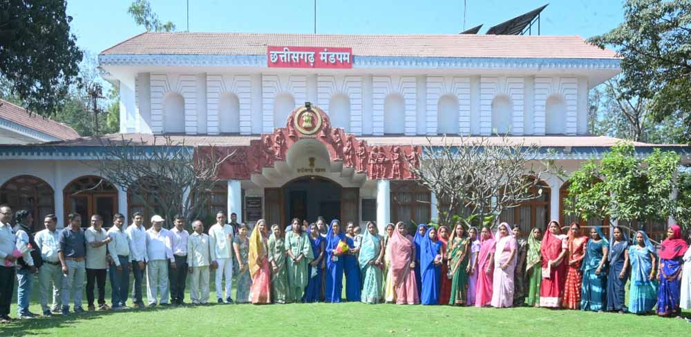 राज्यपाल के गोद ग्राम टेमरी के ग्रामीणों ने किया लोकभवन का भ्रमण राज्यपाल के गोद ग्राम टेमरी के ग्रामीणों ने किया लोकभवन का भ्रमण