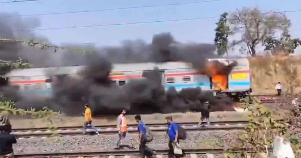 नई दिल्ली–चेन्नई ग्रैंड ट्रंक एक्सप्रेस में आग, यात्रियों में अफरा-तफरी नई दिल्ली–चेन्नई ग्रैंड ट्रंक एक्सप्रेस में आग, यात्रियों में अफरा-तफरी