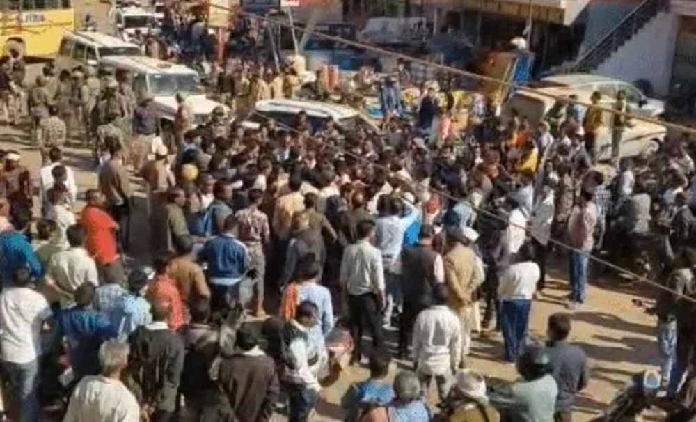 एसडीएम की कथित पिटाई से आदिवासी ग्रामीण की मौत, कांग्रेस व ग्रामीणों का उग्र प्रदर्शन एसडीएम की कथित पिटाई से आदिवासी ग्रामीण की मौत, कांग्रेस व ग्रामीणों का उग्र प्रदर्शन