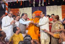 मुख्यमंत्री विष्णुदेव साय ने महामंडलेश्वर स्वामी कैलाशानंद गिरी से लिया आशीर्वाद, आध्यात्मिक विषयों पर संवाद