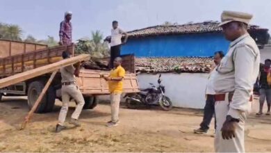 सागौन तस्करी पर वन विभाग का प्रहार, दो तस्करों के ठिकानों पर छापे, 5 लाख से ज्यादा की लकड़ी जब्त