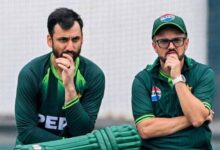 कोच माइक हेसन से नाराज़गी, पाक कप्तान ने गुस्से में पटकी बोतल—बाबर आजम दिखे असहज