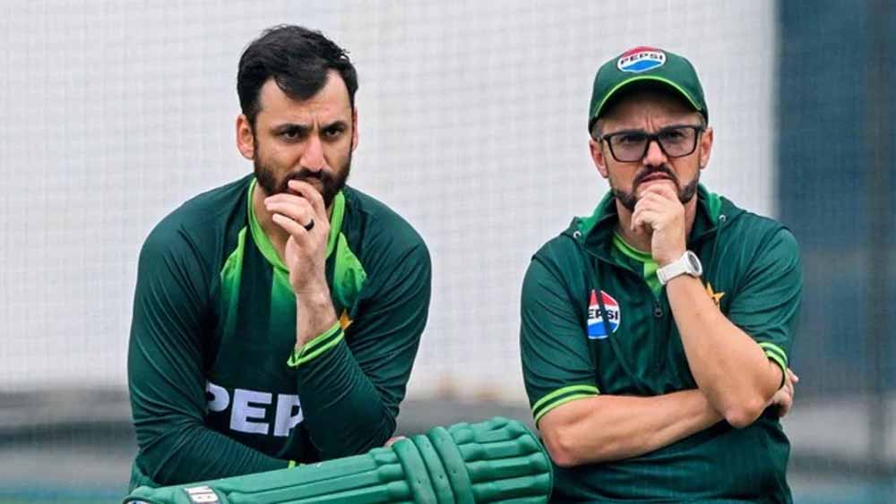 कोच माइक हेसन से नाराज़गी, पाक कप्तान ने गुस्से में पटकी बोतल—बाबर आजम दिखे असहज