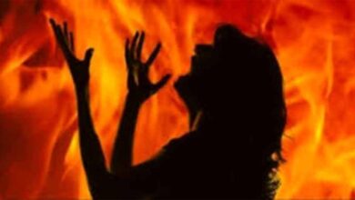 UP में कानून-व्यवस्था पर सवाल: थाने से 100 मीटर दूर किशोरी को जिंदा जलाया, पहले नग्न हालत में मिली थी युवती