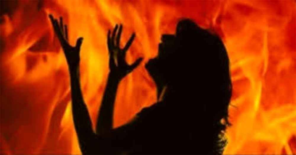UP में कानून-व्यवस्था पर सवाल: थाने से 100 मीटर दूर किशोरी को जिंदा जलाया, पहले नग्न हालत में मिली थी युवती