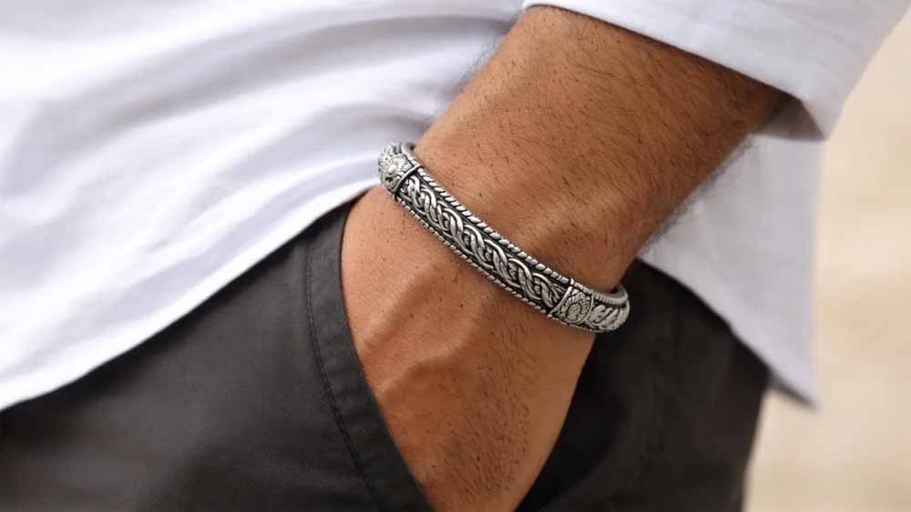 चांदी का कड़ा किस राशि के लिए शुभ है और किसके लिए अशुभ? जानिए ज्योतिष के नियम