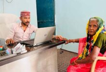 डिजिटल सुविधा केंद्र में 86 वर्षीय भक्तिन राय को अंगूठे के निशान पर मिल रही सुविधाएं